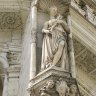 Château de Blois –  l’aile François Ier - l’escalier Renaissance – sculpture et putti du premier niveau.