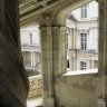 Château de Blois –  l’aile François Ier – l’intérieur de l’escalier : les larges baies formant loggia pour voir et être vu.