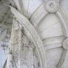 Château de Blois –  l’aile François Ier – l’intérieur de l’escalier : pilier central à décor de candélabres et de coquilles Saint-Jacques, médaillons portant les attributs royaux sur la voûte.