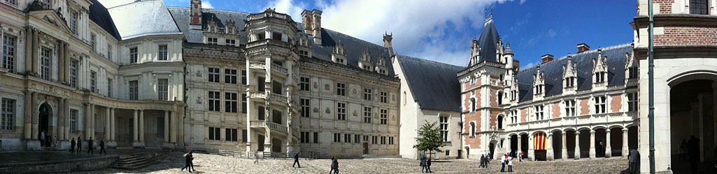 Château Royal de Blois - vue panoramique (cour intérieure). De gauche à droite, les quatre architectures du château : classique, Renaissance, médiévale et gothique. 