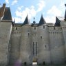 La face nord du château de Fougères vue de l'avant-cour. A gauche, le donjon rectangulaire 