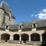 La cour d'honneur de Fougères : la galerie ouverte, la galerie haute dotée d'ouvertures est et ouest et le donjon rectangulaire.