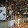 Les combles du logis est. La galerie haute au-dessus de la chapelle. Dans l'angle, une échauguette permettait la surveillance des alentours.