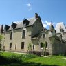 Le logis sud côté jardin (derrière le promeneur on distingue la porte du couloir qui y donne accès). La chapelle, sous laquelle passe le bief et l'échauguette de la galerie haute. 