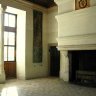 Chenonceau - La Salle des Gardes - la cheminée du XVIème siècle de style épuré, simplement ornée des armes de Thomas Bohier. La porte entre les fenêtres et la cheminée conduit à la chambre de Diane de Poitiers