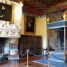 Chenonceau - Chambre Diane de Poitiers : la cheminée de Jean Goujon, la Vierge à l'Enfant de Murillo (au-dessus de la bibliothèque), derrière le lit à baldaquin (XVIIe) une tapisserie des Flandres (XVIe) Le Triomphe de la Charité.