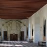 Chenonceau - la Galerie - à chaque extrémité, une cheminée Renaissance. Celle-ci (côté sud) est un trompe-l'œil qui cache une porte permettant d'accéder à la rive gauche du Cher. Une anecdote : pendant la seconde guerre mondiale, ce fut un passage pour passer de la zone occupée à la zone libre, l'entée du château se trouvant dans la première.