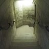 Chenonceau - l'escalier qui mène au sous-sol, aux salles basses serait plus approprié pour présenter ces salles dévolues au service qui se situent non pas sous le sol, telles des caves, mais dans les assises du moulin fortifié qui a précédé l'édification du château.