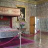 Chenonceau - Chambre Catherine de Médicis - lit à baldaquin en bois sculpté du XVIe siècle, comme l'ensemble du mobilier présenté dans cette salle - A droite, la porte qui donne accès au Cabinet des Estampes