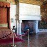 Chenonceau - Chambre Gabrielle d'Estrées - mobilier, sol et cheminée Renaissance, de même que le plafond à solives apparentes et la très belle corniche. Au fond à droite, une des trois tentures dites des mois de Lucas (scènes de genre symbolisant une saison, nommées d'après leur créateur supposé Lucas Cornelis) : Août, le signe de la Vierge - La Paie des Moissonneurs.