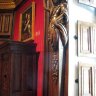 Chenonceau - Chambre César de Vendôme - Le plafond à solives apparentes est soutenu par une riche corniche ornée d'une frise de canons. Au-dessus du meuble, une toile de Murillo : Saint-Joseph. 