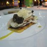 La présentation en millefeuilles des champignons de la truffe et du foie de canard