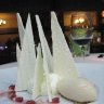 Feuilles de meringue, mousse de lait, glace aux litchis, grenade