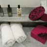  Produits d'accueil et meuble chiné dans la salle de bain  