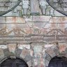 Enclos paroissial de Guimiliau. Eglise Saint Miliau. Intérieur du porche, polychrome dans ses teintes d'origine.  