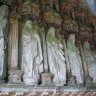 Enclos paroissial de Guimiliau. Eglise Saint Miliau. Intérieur du porche (à gauche en entrant), statues d'apôtres dans des niches à dais renaissance et colonnettes ioniques  : Saint Philippe (avec une croix latine), Saint Barthélemy, Saint Simon, Saint Jude, Saint Mathias et Saint Thomas.