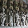 Enclos paroissial de Guimiliau. Eglise Saint Miliau. Intérieur du porche (à droite en entrant), statues d'apôtres : Saint Pierre (tronqué sur la photo), Saint Jacques le majeur (chapeau et coquille), Saint Jean, Saint André, Saint Mathieu, Saint Jacques le mineur.