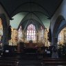 Eglise Saint Miliau - la nef centrale, voûte lambrissée en coque de bateau renversée. Au fond, le chœur fermé par une balustrade du XVIIème siècle.