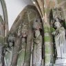 Eglise Notre-Dame de Lampaul-Guimiliau - à l'intérieur du porche, les statues des apôtres. Côté droit en entrant : Pierre, Thomas, Jude, Jean, Jacques le mineur, Jacques le majeur.