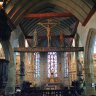 Eglise Notre-Dame de Lampaul-Guimiliau - la nef centrale, au fond de part et d'autre du chœur, une profusion de retables richement décorés.