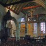 Eglise Notre-Dame de Lampaul-Guimiliau - dans la nef centrale, la chaire (1759-1760) et la Poutre de Gloire (XVIème siècle)