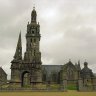 Enclos paroissial de Pleyben - vue générale sud : à gauche l'ossuaire, en face le calvaire, en arrière-plan l'église Saint Germain et à son chevet, la sacristie. 