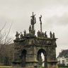 Enclos paroissial de Pleyben - le calvaire élevé en 1555 près du porche latéral de l'église, déplacé en 1738. Au cours de ces années, diverses modifications furent apportées. Son aspect actuel date de 1743. 