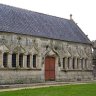 Enclos paroissial de Pleyben - Vus du sud-est : l'ossuaire de style gothique flamboyant (1560, restauré en 1733, bénit en 1736 et convertit en chapelle des morts, "chapelle des Trépassés", et dédiée à saint Simon et saint Jude) et la porte triomphale (1725) 