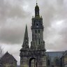 Enclos paroissial de Pleyben - partie occidentale de l'église, le calvaire et l'ossuaire vue du sud.