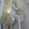 Evian - le Palais Lumière - à chaque angle du hall, des statues allégoriques représentent les sources Cachat, Bonnevie, Clermont et Cordeliers. Ici, la source de Clermont.