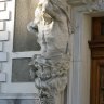 La Villa Lumière, l'entrée principale - détail des atlantes de Pierre Devaux, copies des atlantes de l'Hôtel de Ville de Toulon par Puget. 