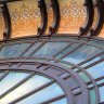 Evian, la buvette Cachat - détail des motifs floraux qui ornent les vitraux semi-circulaires.