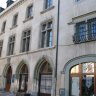 Evian, l'hospice médiéval - maison bourgeoise léguée à la ville en 1355 afin d'y fonder un hôpital. Remanié au XVIIe, Hôtel de Ville de 1860 à 1927, le bâtiment sera restauré en 1865 par Viollet-le-Duc. Il abrite aujourd'hui la police municipale.