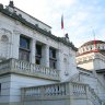 Evian-les-Bains, quai Baron de Blonay :  le théâtre (1885, architecte Louis Clerc -élève de Charles Garnier) et le casino (1911-1912, architecte Jean Albert Hébrard) édifié sur le site du château de Blonay. 