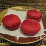 Le Georges à Chartres – macarons à la cerise, petites mignardises (parmi d’autres) pour terminer le repas en saveur et en couleur.