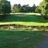 Golf  La Baule – Parcours Lucien Barrière – le 1, obstacle d eau et bunkers défendent le green de ce court Par 3 (146 m des blancs).