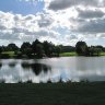 Golf  La Baule – Parcours Lucien Barrière –  contrejour sur le grand lac, le long du fairway du 18