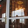 Grand Hôtel de Cabourg, - Reflet du restaurant et de la mer dans les portes vitrées ouvrant sur de vastes salons.  