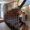 Dans le hall du Grand Hôtel, l'escalier en noyer 