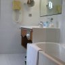 La salle de bain de la chambre Alphonse Daudet : lumière du jour et vue sur le parc