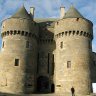 Guérande - les remparts, la porte Saint-Michel. L'ancienne demeure des gouverneurs abrite aujourd'hui le musée du Pays de Guérande. C'est aussi l'accès à la visite des remparts.