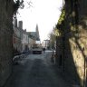 Guérande - la porte Vannetaise (XIII ème siècle), la rue Vannetaise (anciennement rue de l'Evéché) et au fond la Collégiale Saint-Aubin.