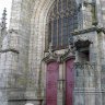 Guérande - Collégiale Saint-Aubin, façade ouest - le porche. A noter, à droite, la chaire extérieure encastrée dans un contrefort (XVème S.).