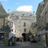 Guérande - rue Saint Michel, au fond la porte Saint Michel et le musée du Pays de Guérande (ancienne demeure des Gouverneurs -XV ème siècle)