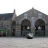 Guérande - Les Halles, place Saint-Aubin en face de la Collégiale. On trouve mention de l'existence d'une halle à cet emplacement dès le XVème siècle. Petit marché tous les mercredis matin et Grand marché tous les samedis matin.