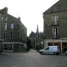 Guérande - Notre Dame La Blanche vue de la place Saint-Aubin, à gauche la rue Saillé qui mène à la porte éponyme et aux remparts sud.