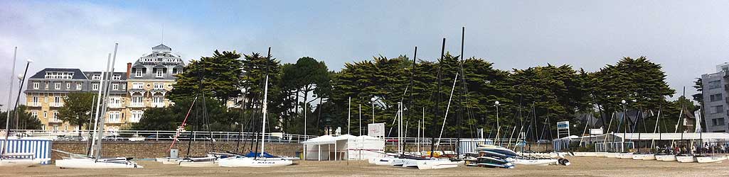 Royal Thalasso La Baule : l'hôtel vu de la plage, à droite le restaurant Le Ponton