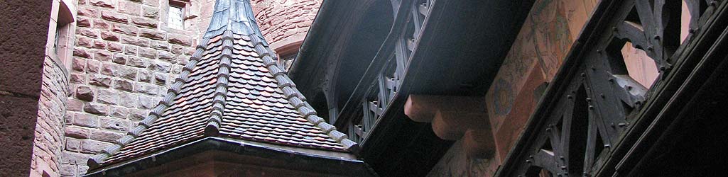 Château du Haut-Koenigsbourg - cour intérieure, toit de l'escalier hexagonal et galeries