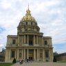 La façade de l'église du Dôme - le premier niveau est de style dorique ; le portail présente des fleurs de lys et les monogrammes de Saint Louis et de Louis XIV - à gauche, une statue de Saint Louis par Nicolas Coustou - à droite, Charlemagne par Antoine Coysevox. Le second niveau, de style corinthien, présente quatre statues symbolisant les vertus cardinales.  