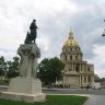 La façade de l'église du Dôme vue de la Place Vauban. Au premier plan, la statue en pied (1927) du maréchal Gallieni (1849-1916) par Boucher.